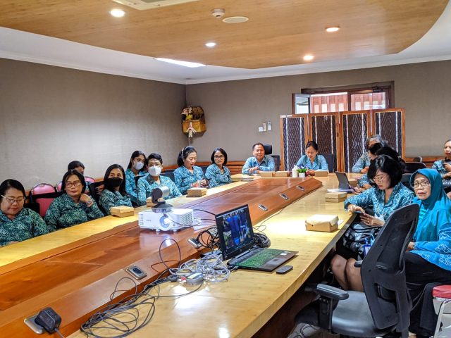 Ny. Antari Jaya Negara Ikuti Seminar TP PKK Provinsi Bali “Sekolah Menjadi Ibu”