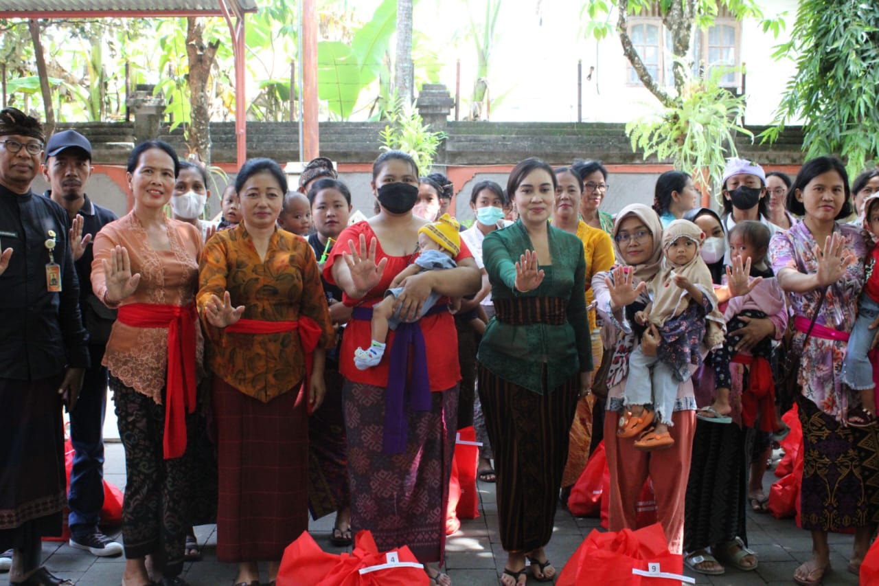 TP PKK Kota Denpasar Serahkan Bantuan PMT kepada 86 Balita