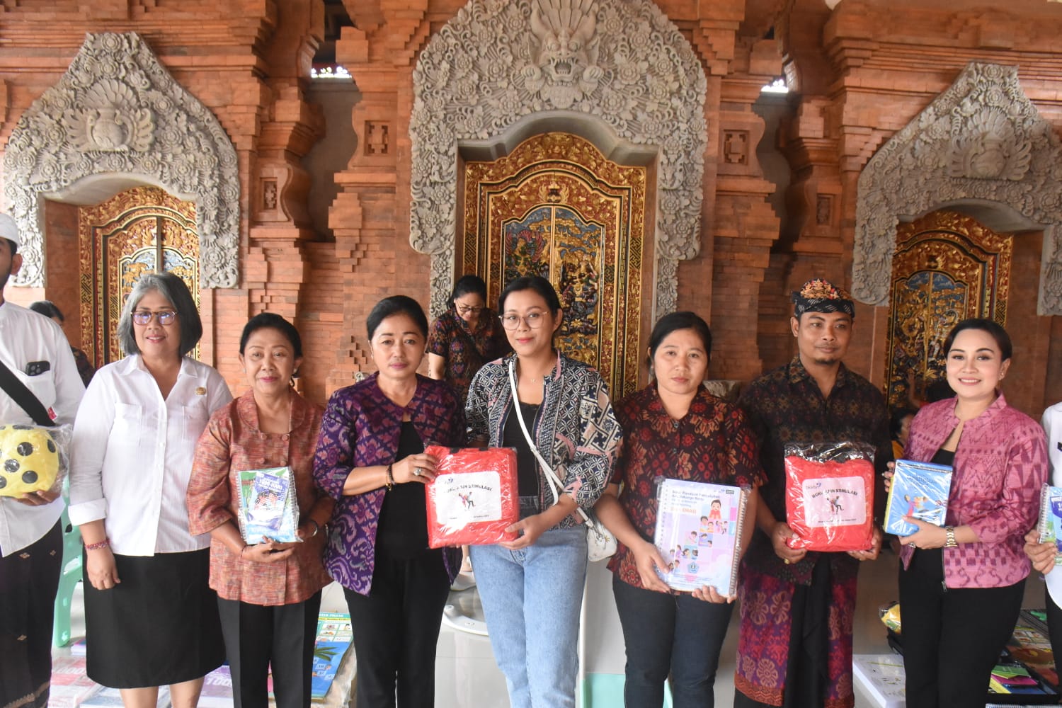 Gencarkan Gerakan Pencegahan Stunting, Pemkot Denpasar Serahkan Bantuan BKB Kit Stunting