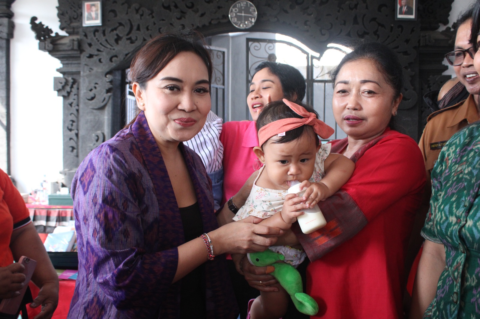 Ny. Antari Jaya Negara Kembali Serahkan Alat Bantu Penyuluhan BKB Kit Stunting di Dua Kelurahan, Dukung Upaya Berkelanjutan Cegah Stunting di Kota Denpasar