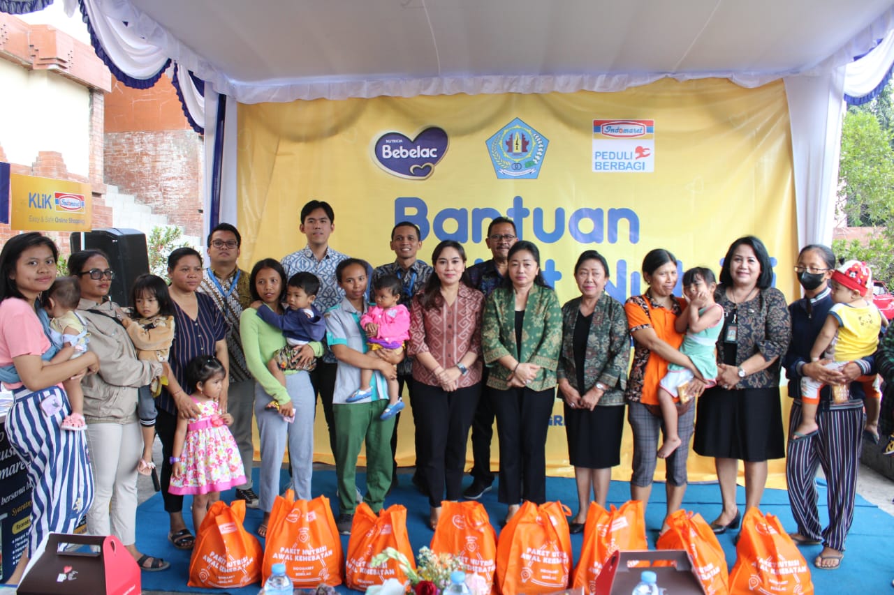 Sasar Wanita Tukang Suun Pasar Badung, Ny. Antari Jaya Negara Salurkan Paket Bantuan Program TJSL dari PT. Indomarco Prismatama