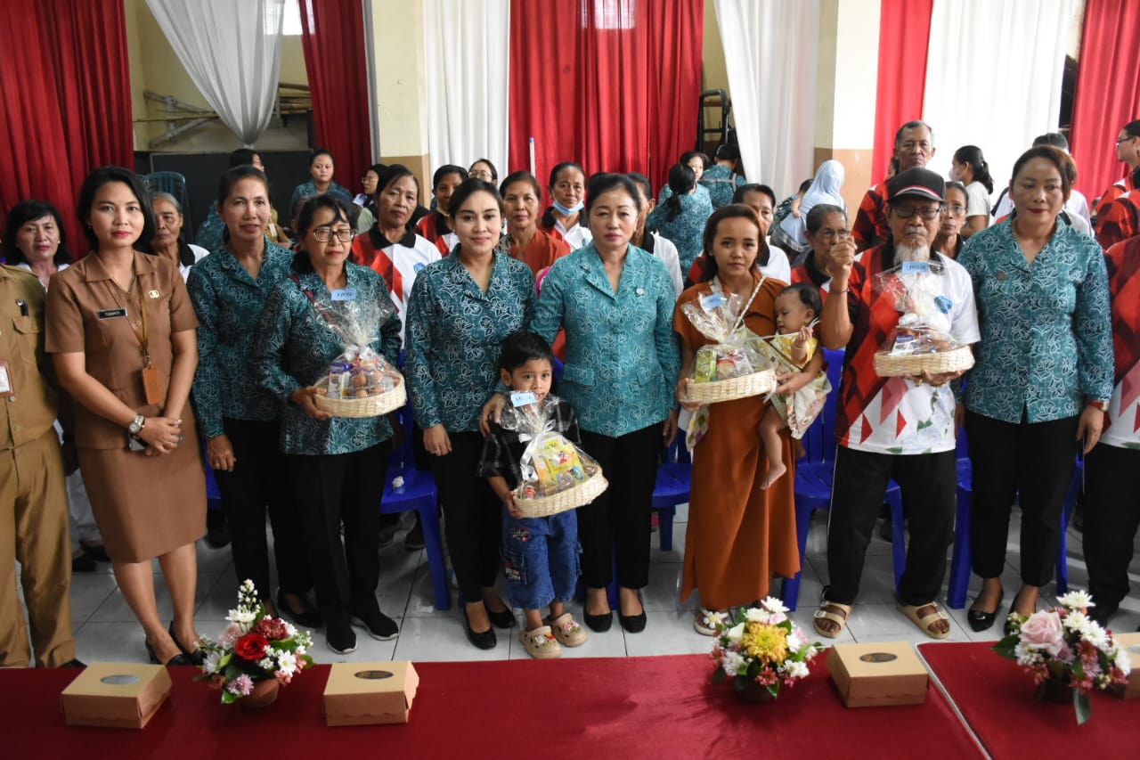 Tingkatkan Kesehatan Masyarakat, Ketua TP PKK Antari Jaya Negara Membuka dan Menyapa Kegiatan Posyandu Paripurna di Banjar Tengah Kelurahan Ubung