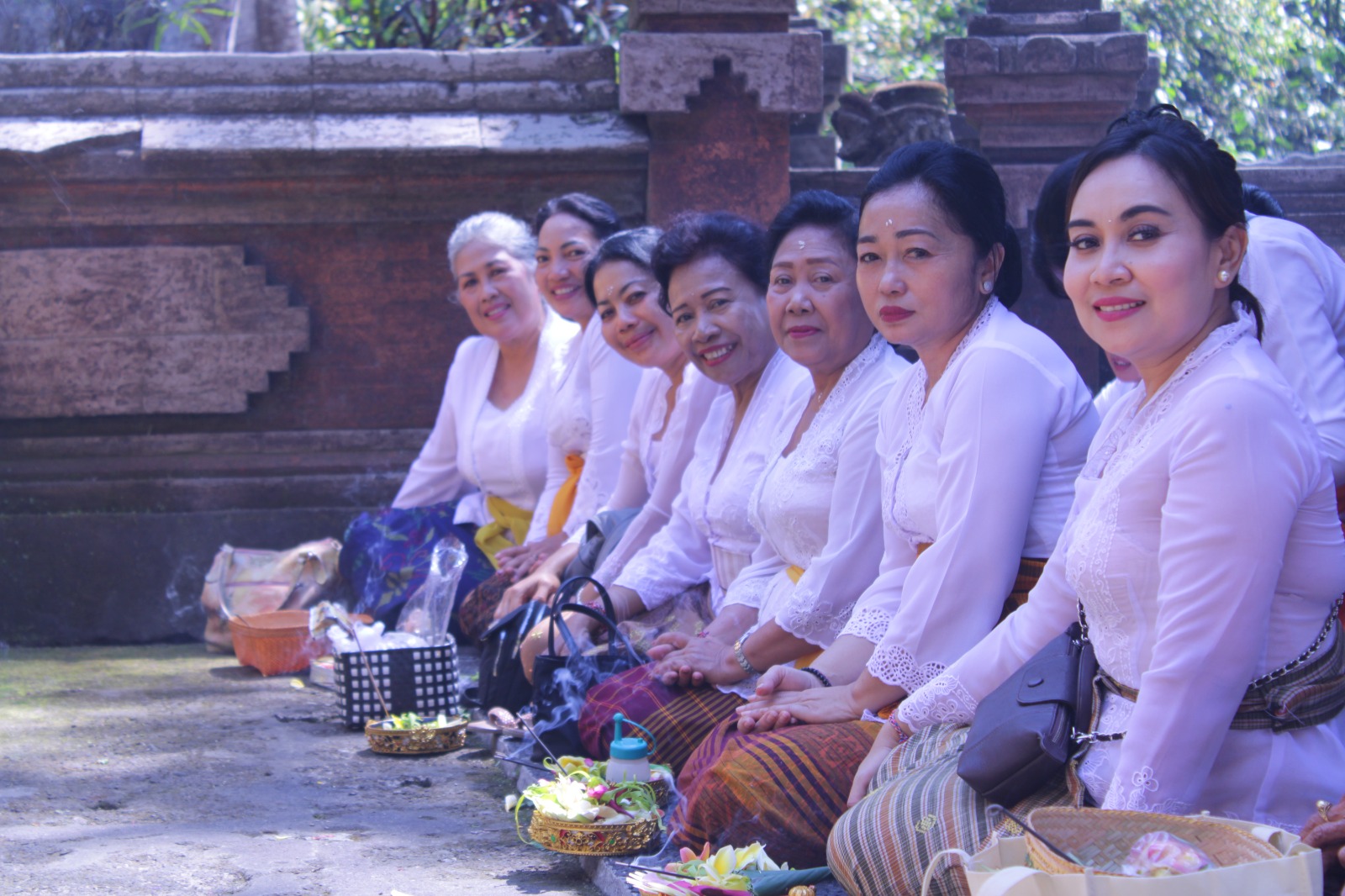 Ny. Antari Jaya Negara Ajak Ratusan Lansia Tirta Yatra ke Pura Luhur Batukaru