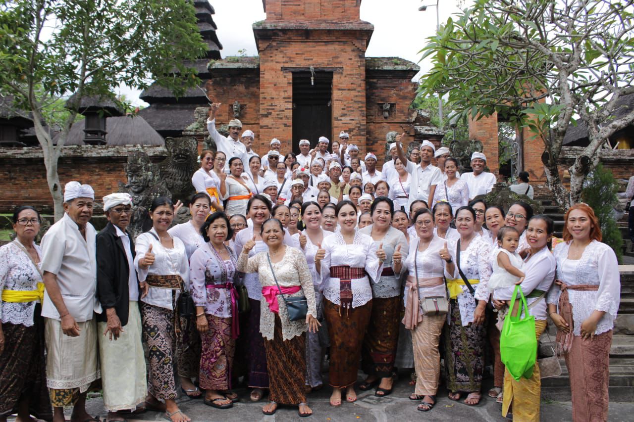 TP PKK Kota Denpasar Ajak Lansia Tirta Yatra di Pura Tanah Lot