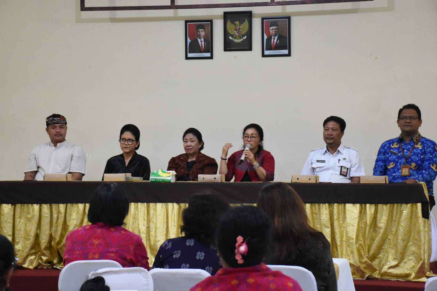 Dibuka Ny. Antari Jaya Negara, Libatkan Dua Narasumber TP. PKK dan WHDI Denpasar Gelar Pelatihan Tata Rias dan Sanggul Bali