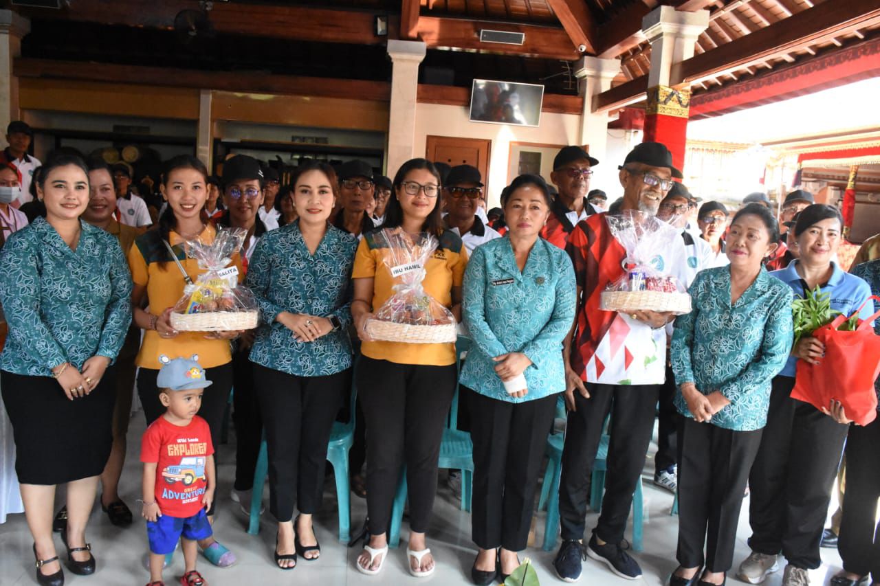 Ketua TP. PKK Denpasar Buka Posyandu Paripurna Tahun 2024 di Balai Banjar Semawang