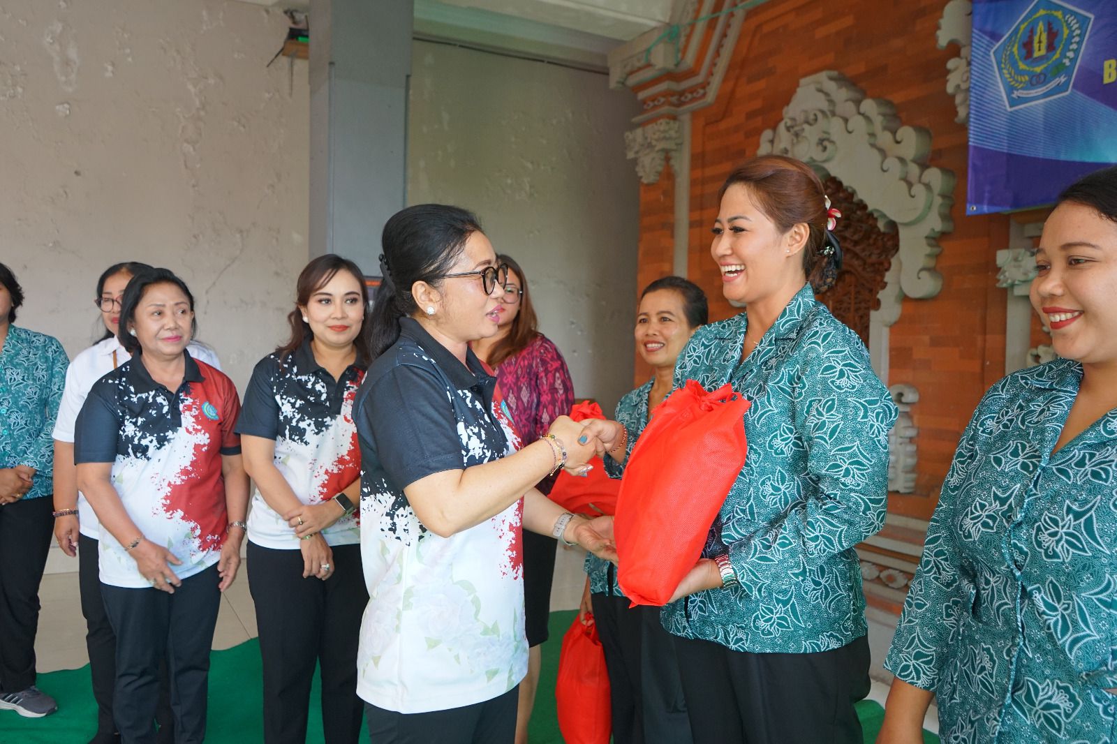 Tutup Posyandu Paripurna Banjar Kebonkuri Tengah Ketua TP PKK, Ny. Antari Jaya Negara Apresiasi Peran Kader PKK Turunkan Angka Stunting