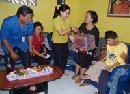 HUJAN BUKAN JADI HAMBATAN BERIKAN  BANTUAN