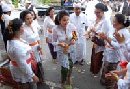 KETUA TP PKK HADIRI UPACARA MELASPAS BR. BALUN