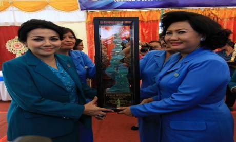 NY. SELLY BOYONG PIALA BERGILIR GUBERNUR BALI