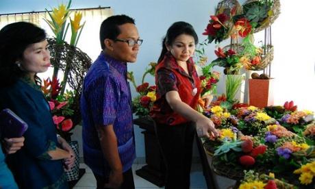 RANGKUL PETANI BUNGA, NY. RAI MANTRA RESMIKAN TEMPAT PELATIHAN MERANGKAI BUNGA