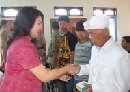 BANTU PENYANDANG CACAT, KETUA K3S SERAHKAN KURSI RODA
