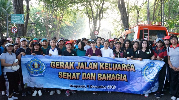 Ny. IA Selly Mantra Pimpin Gerak Jalan Keluarga Sehat dan Bahagia Serangkaian Hari Ibu Tahun 2019