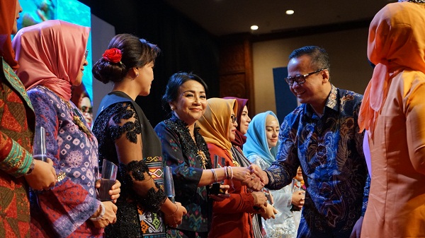 Ny. IA Selly Mantra Raih Penghargaan HIMPAUDI Award Sebagai Pejuang PAUD : Atas Dedikasi, Sinergi dan Kolaborasi Dengan HIMPAUDI Dalam Mewujudkan SDM Unggul Sejak Dini