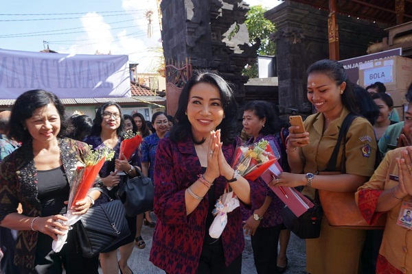 Terus Tingkatkan Kualitas PAUD di Denpasar, Ny. IA. Selly Mantra Serahkan Alat Permainan Edukatif