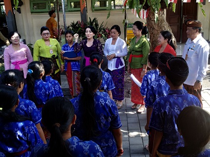 Sosialisasikan Pola Hidup Bersih dan Sehat, Ny. Selly Ajak Anak-Anak Jaga Kebersihan
