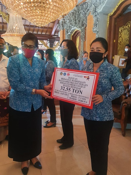 Penyerahan Bantuan Beras dan Masker Kain Bagi Kader PKK dan Pengrajin