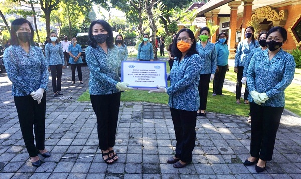 Selly Mantra Serahkan Sembako, Masker, Vitamin dan Handsanitizer Kepada Kader PKK Se-Kota Denpasar