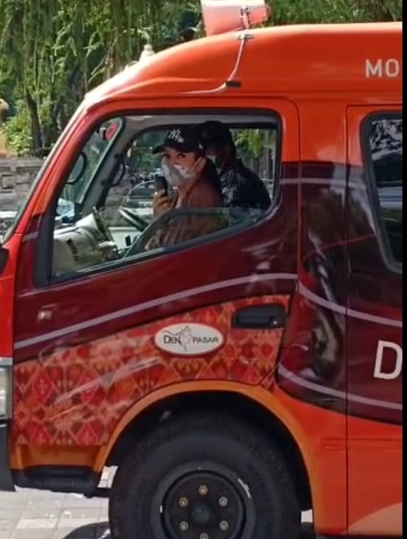 Cegah Covid-19, Ny. IA. Selly Mantra Ikut Turun Langsung Memberikan Himbauan Melalui Mobil Calling