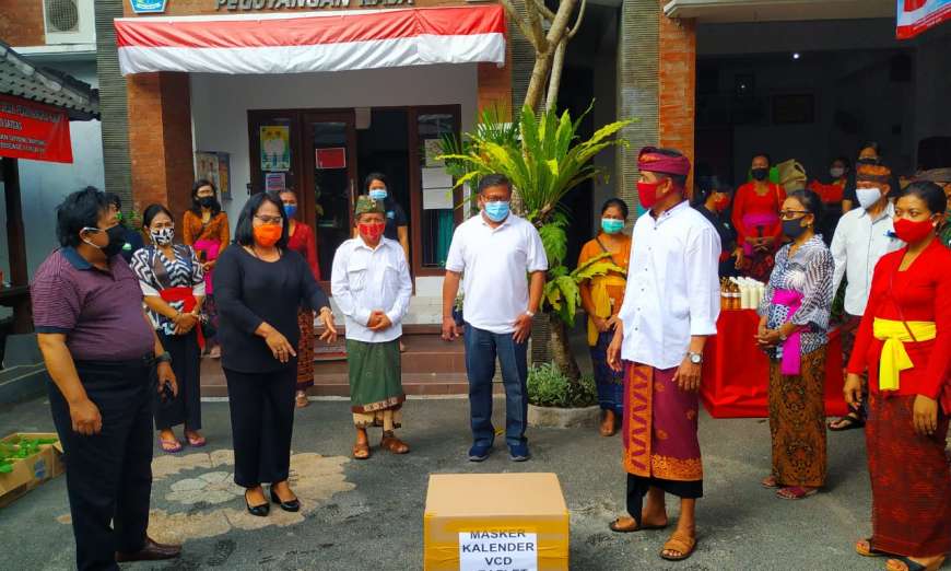 TP. PKK Kota Denpasar dan Provinsi Bali Serahkan Bantuan Di Peguyangan Kaja