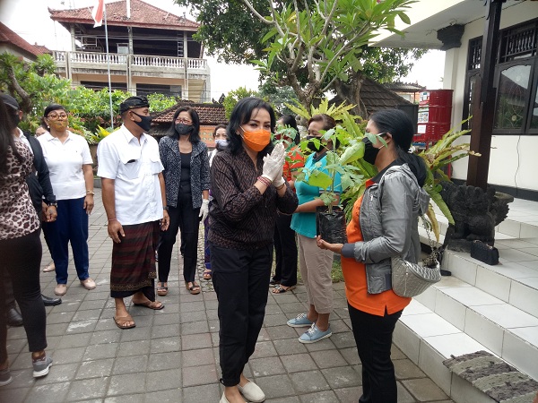 Manfaatkan Pekarangan Rumah, Ny. IA. Selly Mantra Serahkan Total 5000 Bibit