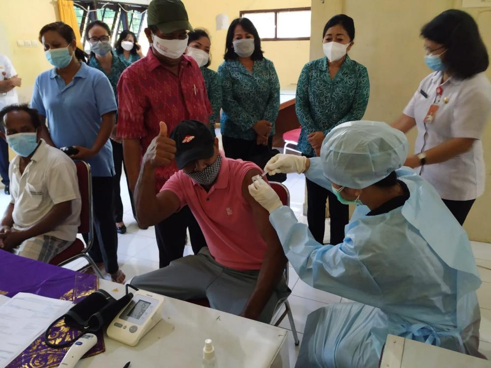 Denpasar Gencarkan Vaksinasi bagi Disabilitas, Ny. Antari Jaya Negara Ajak Tetap Disiplin Prokes