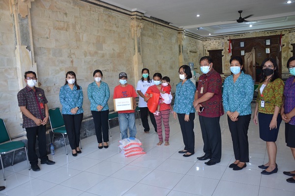 PKK Kota Denpasar Terima Bantuan 1 Ton Beras dari TP PKK Provinsi Bali, Ny Antari Jaya Negara Salurkan Langsung di Empat Kecamatan