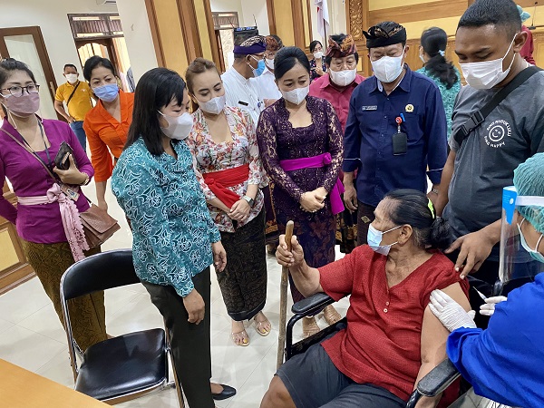 Pastikan Kelancaran Vaksinasi Pada Disabilitas Denpasar, Ny. Antari Jaya Negara Tinjau Langsung ke Lapangan