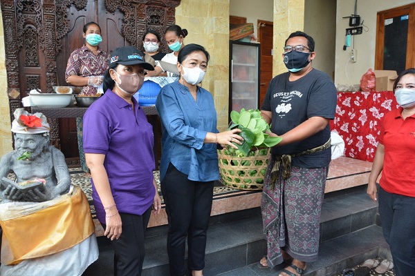 Ny. Antari Jaya Negara Serahkan Bantuan Sayur Dukung Dapur Umum Yadnya Bantu Warga Terdampak