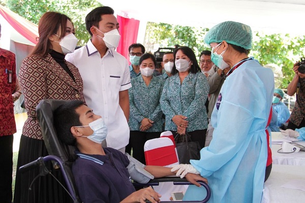 Percepat Vaksinasi Covid 19 Pada Disabilitas, Ketua TP PKK Sagung Antari Jaya Negara Tinjau Langsung Vaksinasi Jemput Bola