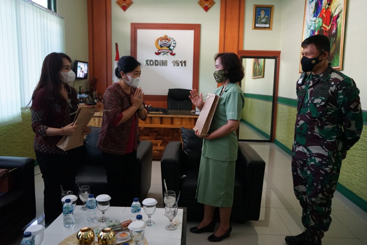 Sukseskan Program Pemkot Denpasar Ny. Sagung Antari Jaya Negara Rangkul Ketua Persit Kartika Chandra Kirana Cabang 34 Badung