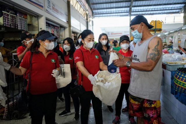 Dari Peringatan Hari Lingkungan Hidup Sedunia, Ketua TP PKK Ny. Sagung Antari Jaya Negara Bagikan 200 Tas Ramah Lingkungan di Pasar Sindhu
