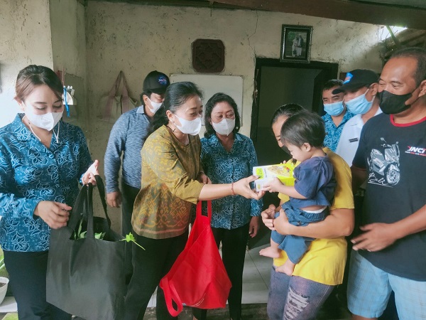 Cegah Terjadinya Stunting Ny. Sagung Antari Jaya Negara Serahkan Bantuan PMT kepada Ibu Hamil dan Balita Kurang Gizi