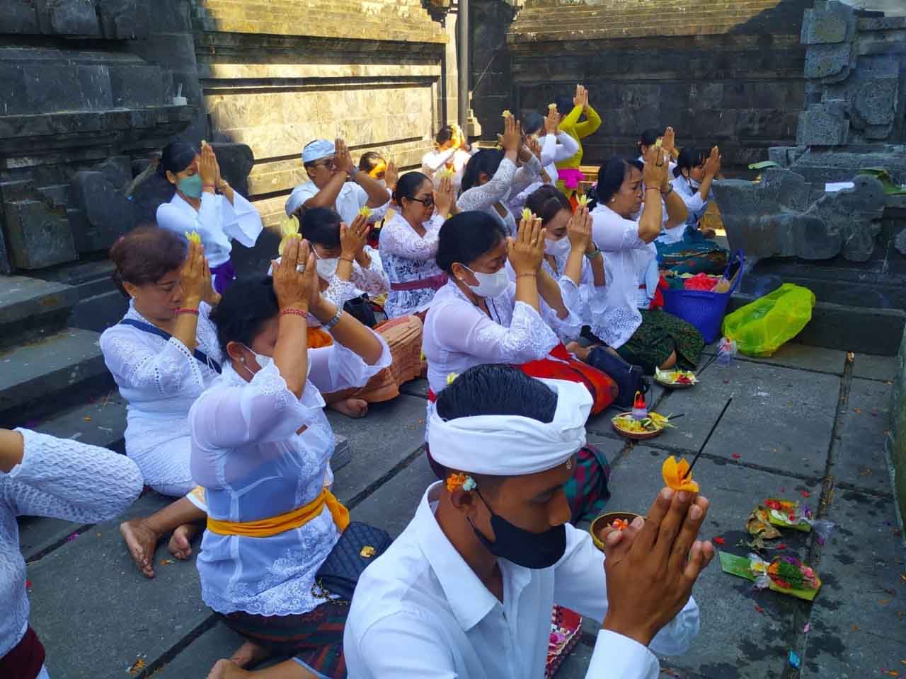 Antari Jaya Negara Ajak Pengurus PKK Denpasar Tirta Yatra ke Pura Jati Batur