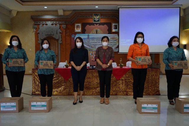 Ketua TP PKK Kota Denpasar Serahkan Bantuan PMT bagi Balita dan Ibu Hamil