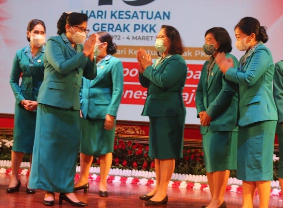 Ny. Antari Jaya Negara Hadiri HKG Ke-49 Tahun Tingkat Provinsi