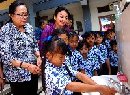 NY. SELLY SOSIALISASIKAN CUCI TANGAN DI SEKOLAH