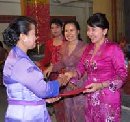 NY. SELLY MANTRA SERAHKAN BANTUAN PARADE GONG KEBYAR DI DENTIM