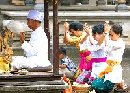 RATUSAN LANSIA DIAJAK MELUKAT DI TIRTA EMPUL