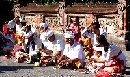 RATUSAN LANSIA IKUTI TIRTAYATRA KE PURA TIRTA EMPUL DAN PURA MASCETI