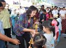 NYONYA SALLY MANTRA SERAHKAN HADIAH LOMBA MEWARNAI