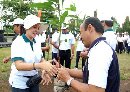 KETUA TP PKK KOTA DENPASAR SERAHKAN BANTUAN TANAMAN