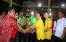KELURAHAN SESETAN PERTAHANKAN PIALA BERGILIR