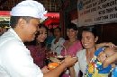 WALIKOTA RAI MANTRA BERIKAN SUAPAN PERTAMA PADA BALITA