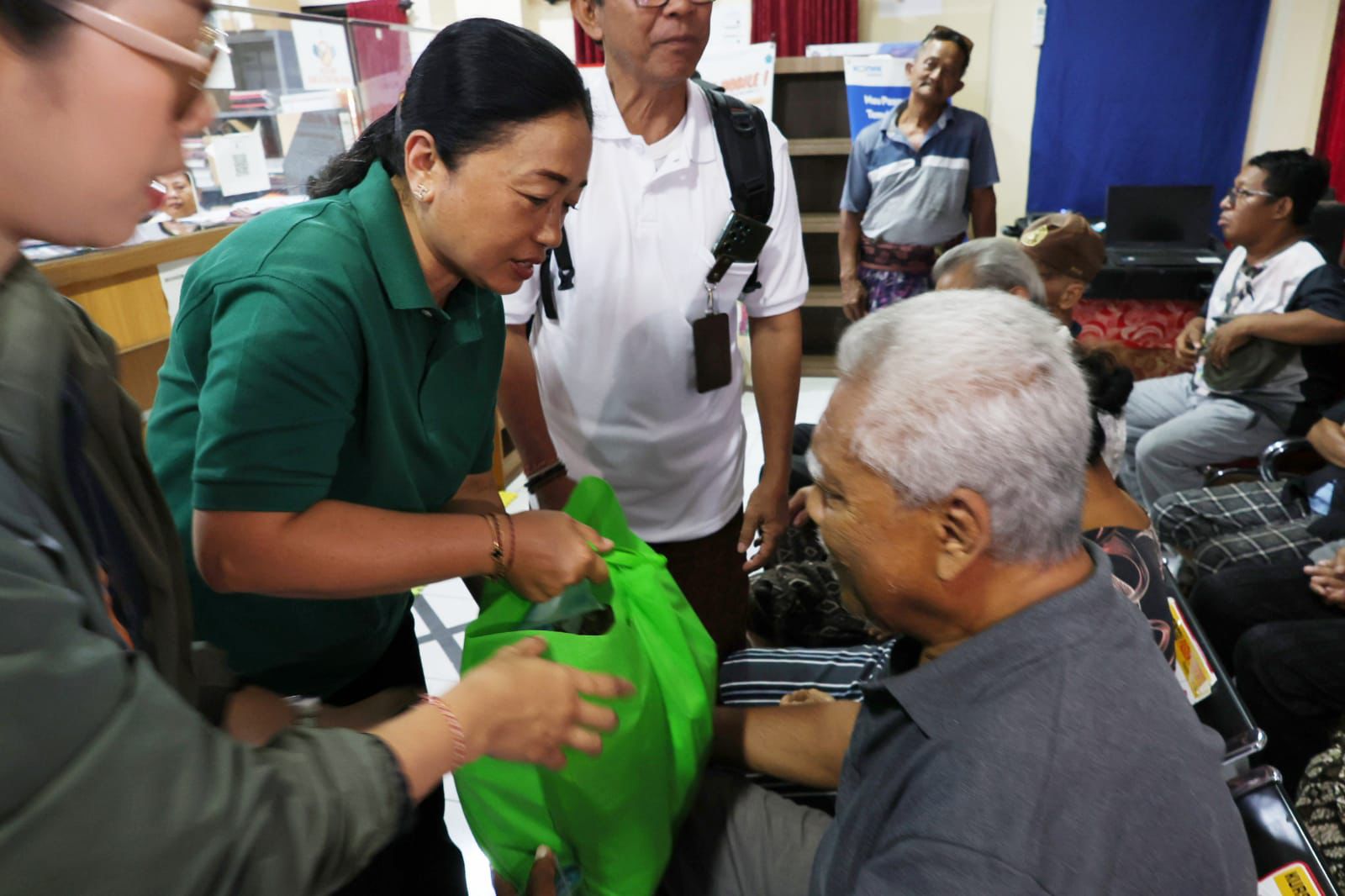 Ny. Antari Jaya Negara Terus Bergerak Salurkan Bantuan Kemanusian Bagi Warga Terdampak Banjir
