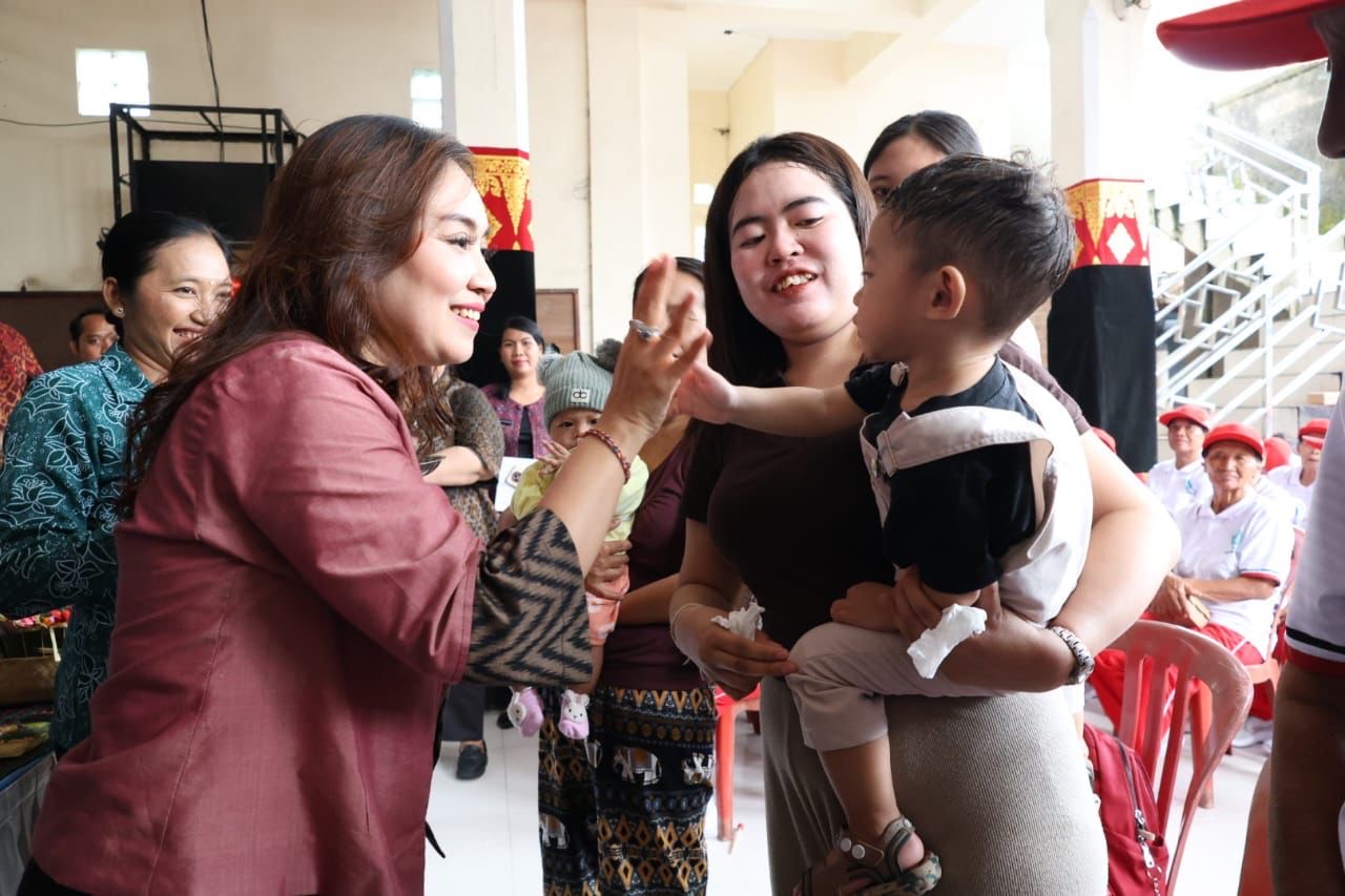Ketua GOW Denpasar, Ny. Ayu Kristi Arya Wibawa Buka Posyandu Paripurna Tahap II Tahun 2025 Di Banjar Pembungan Kelurahan Sesetan