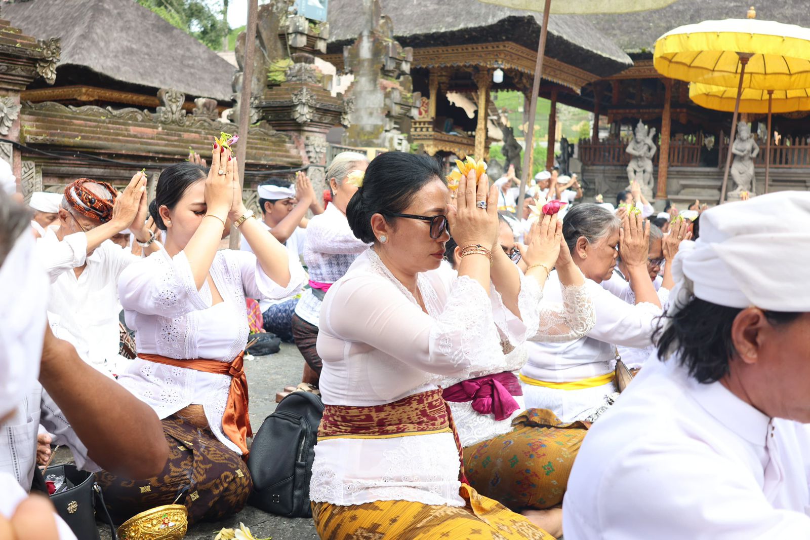 TP. PKK Kota Denpasar Kembali Ajak Ratusan Lansia Tirta Yatra ke Pura Tirta Empul, Kali Ini Perwakilan Kecamatan Dentim dan Denbar