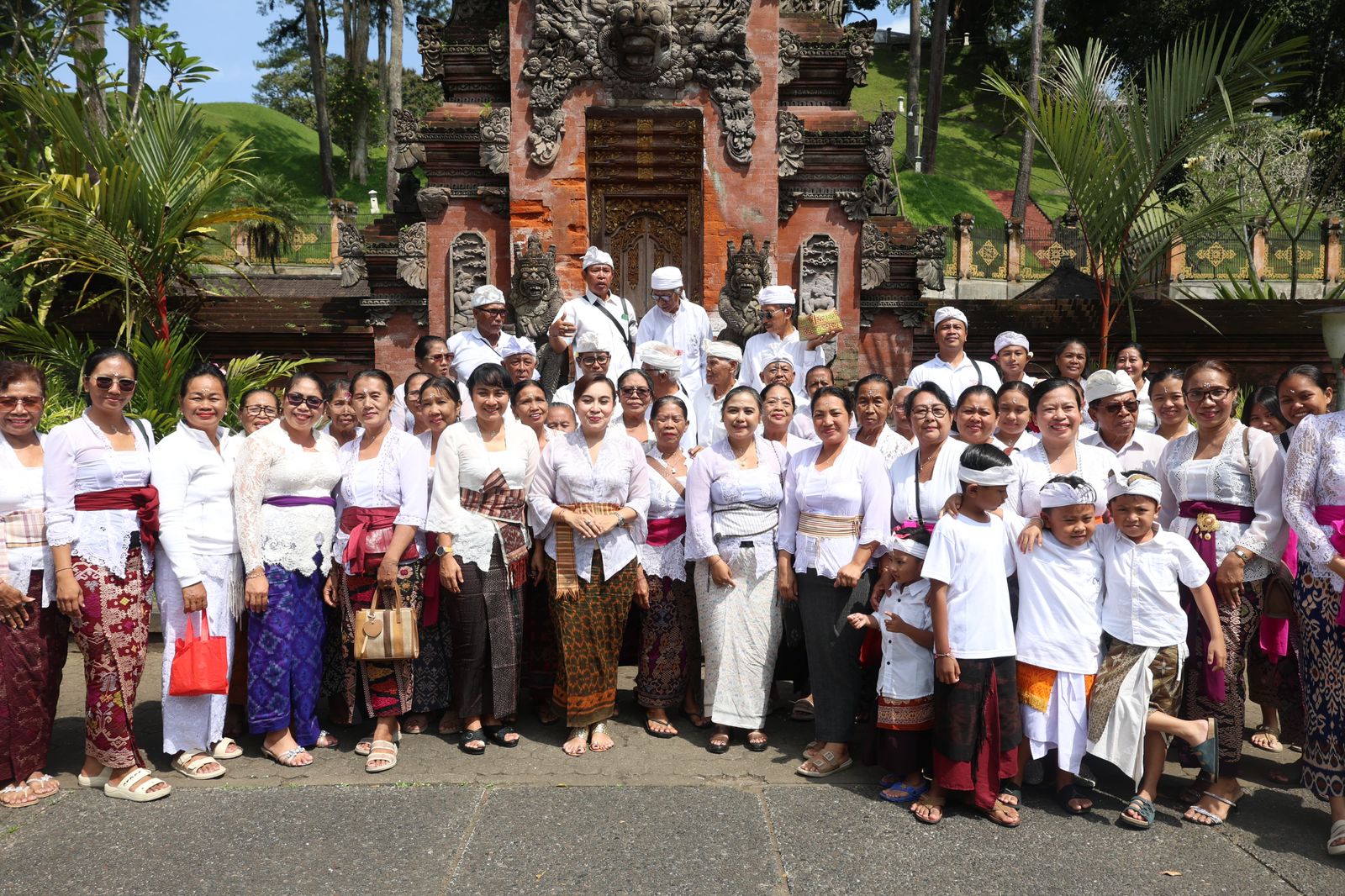 TP PKK Kota Denpasar Ajak Lansia Kecamatan Denut dan Densel Tirta Yatra di Pura Tirta Empul