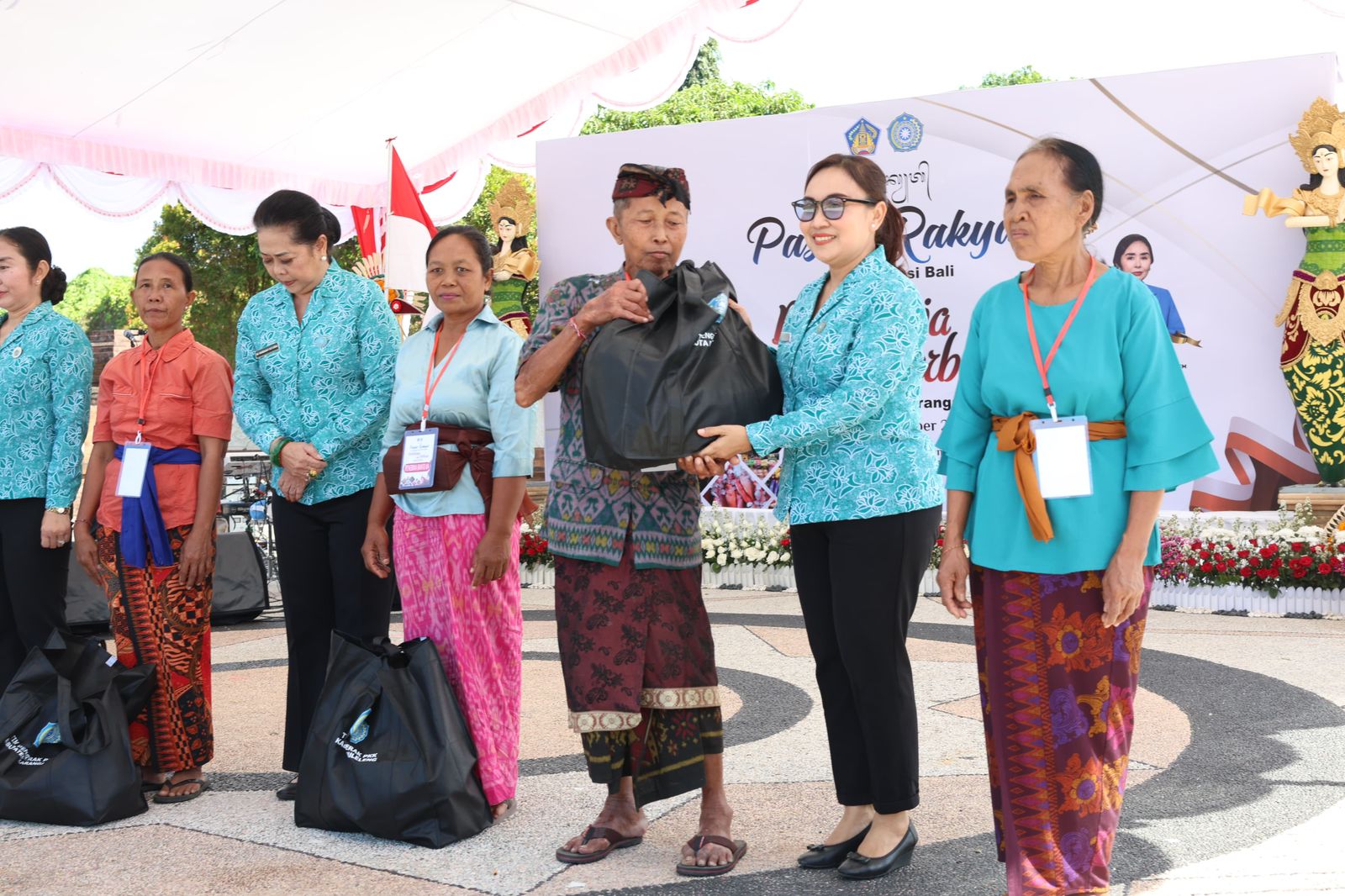 TP PKK Denpasar Berbelanja dan Berbagi di Pasar Rakyat TP PKK Provinsi Bali